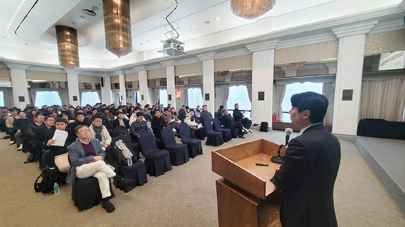 지난해 11월 27일 한국프레스센터에서 윤태운 법무법인 선운 변호사가 한국프랜차이즈산업협회 피자헛 판결 대응 설명회를 진행하고 있다. [사진=한국프랜차이즈산업협회]