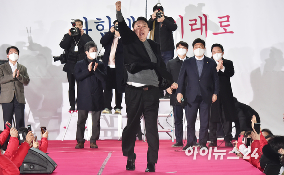 공식선거운동 마지막날인 8일 윤석열 국민의힘 대선 후보가 서울시청광장에서 마지막 유세를 하며 지지자들의 환호에 어퍼컷 세리머니를 선보이고 있다. [사진=국회사진취재단]