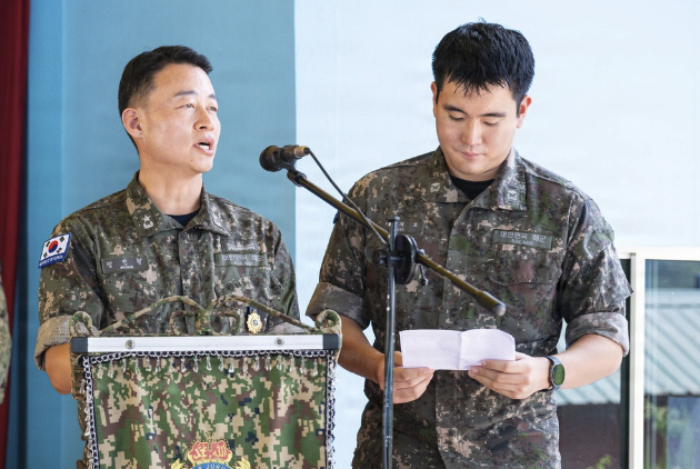 지난달 3일 말레이시아 코타키나발루에서 열린 '퍼시픽 파트너십 2026'에서 이지호 해군 소위가 로버트 레예스 미 해군 대령과 정인철 해군 제5기뢰&middot;상륙전단장 사이에서 통역을 하고 있다. [사진=DVIDS]