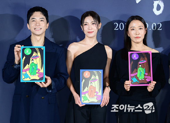 (왼쪽부터)배우 김영민-하지원-이지원 감독-배우 김시아-류승룡-김선영이 5일 오전 서울 CGV용산아이파크몰에서 열린 영화 '비광'(감독 이지원) 제작보고회에 참석하고 있다. [사진=정소희 기자]