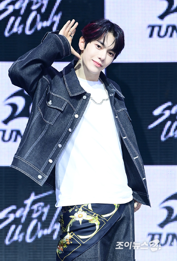 3일 오후 서울 광진구 광장동 예스24라이브홀에서 신인 보이그룹&nbsp;튜넥스(TUNEXX)&nbsp;첫 번째 미니 앨범 '셋 바이 어스 온리'(SET BY US ONLY) 발매 기념 쇼케이스가 열렸다.&nbsp;튜넥스 동규가 포토타임을 갖고 있다. [사진=정소희 기자]