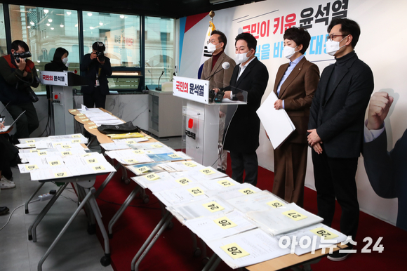 국민의힘 원희룡 정책본부장이 28일 서울 여의도 중앙당사에서 기자회견을 열고 대장동 배수구 문건 내용을 실물 공개하며 발언하고 있다. [사진=김성진 기자]