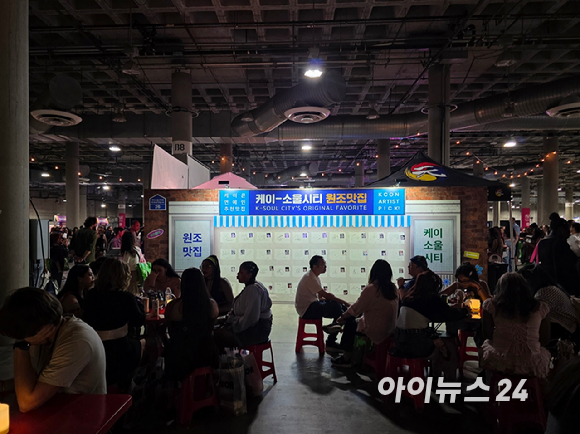 LA컨벤션센터 건물 외벽 대형 미디어 파사드에는 올리브영 페스타 광고가 송출되고 있다. [사진=구서윤 기자]