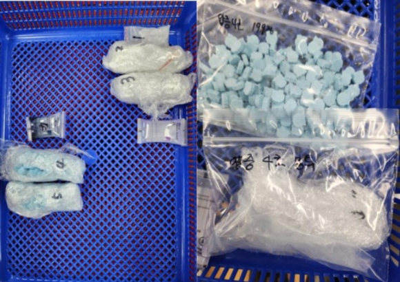 B씨가 지난 5월 김해공항 입국 과정에서 은닉한 마약 때문에 불편하게 걷고 있는 모습. [영상=부산세관]