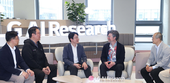 임우형 LG AI연구원 공동 연구원장과 브라이언 카탄자로 엔비디아 응용연구 총괄 부사장이 협력 방향을 논의하고 있다. [사진=LG]