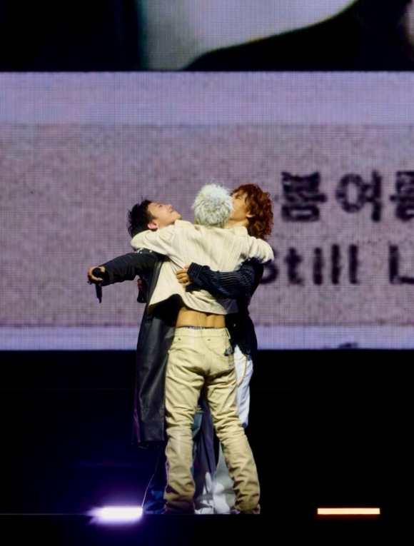 빅뱅이 12일(현지시간) 미국 캘리포니아 인디오에서 열리는 '코첼라 밸리 뮤직 앤드 아츠 페스티벌' 무대에서 포옹하고 있다. [사진=지드래곤 인스타그램]