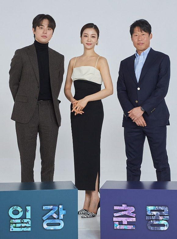 (왼쪽부터)배우 박정민-김옥빈-유해진이 18일 온라인으로 진행된 'Apple과 박찬욱 감독 콜라보 프로젝트' 기자간담회에 참석해 포즈를 취하고 있다. [사진=Apple]