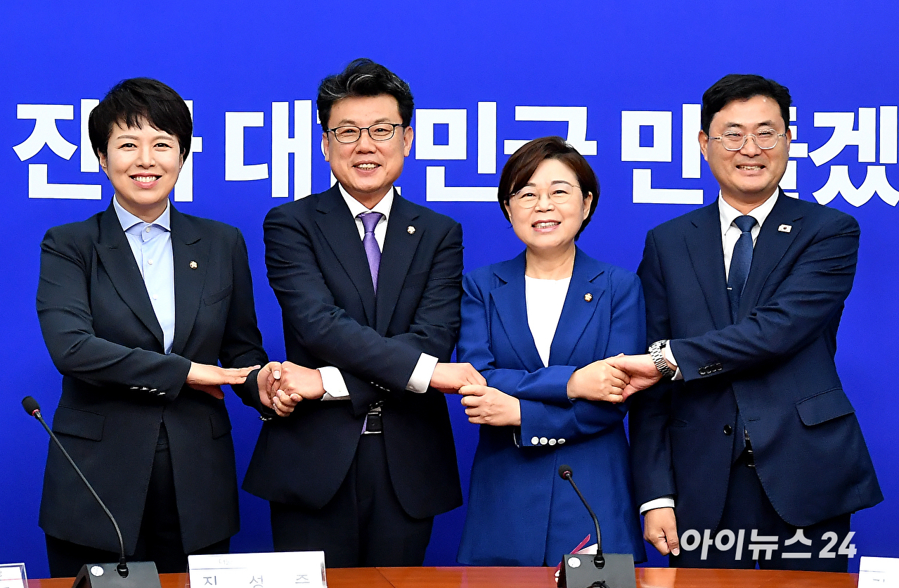 더불어민주당 진성준 정책위의장, 이정문 수석부의장, 국민의힘 김정재 정책위의장, 김은혜 원내정책수석부대표가 7일 오전 서울 여의도 국회에서 열린 여야 정책위의장 상견례에서 기념촬영을 하고 있다.왼쪽부터 국민의힘 김은혜 원내정책수석부대표 겸 정책위 수석부의장, 더불어민주당 진성준 정책위의장, 국민의힘 김정재 정책위의장, 더불어민주당 이정문 정책위 수석부의장 [사진=곽영래 기자]