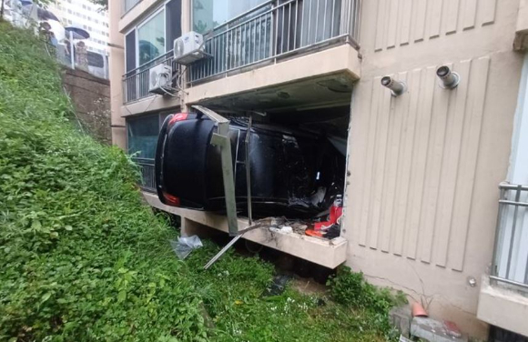 충남 천안시 한 아파트 1층으로 승용차가 돌진해 2명 이상이이 다치는 사고가 발생했다. 사진은 사고 현장. [사진=천안동남소방서]
