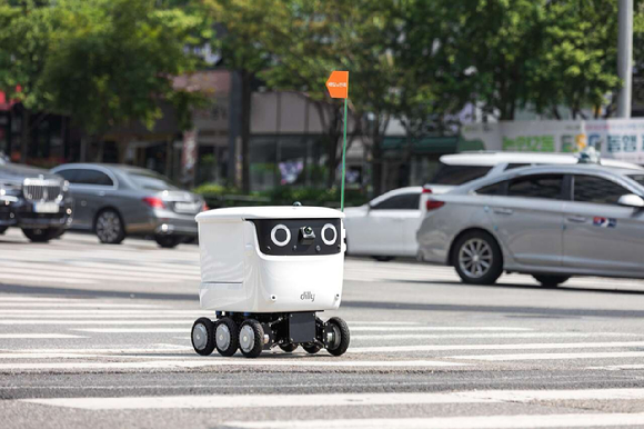 요기요는 지난해 말부터 서울 서초구 래미안 리더스원 아파트 단지에서 도어 투 도어 로봇배달 서비스를 제공하고 있다. [사진=요기요]