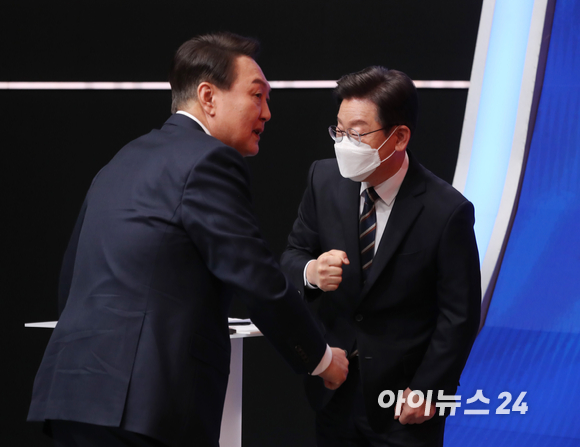 유시민 노무현재단 이사장이 지난 2019년 8월16일 오전 서울시청 시민청 시민플라자에서 열린 '김대중·노무현 대통령 서거 10주기 추모사진전'에 참석해 회고사를 하고 있다. [사진=아이뉴스24 DB ]