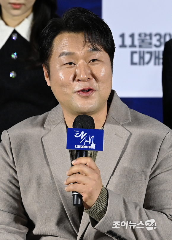 배우 윤경호가 11일 오전 서울 용산구 CGV아이파크몰에서 열린 영화 '탄생' 제작보고회에 참석해 인사말을 하고 있다. [사진=김성진 기자]