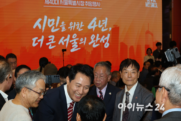 오세훈 서울시장이 1일 서울시청에서 열린 취임행사에서 시민들에게 감사인사를 하고 있다. [사진=곽영래 기자]