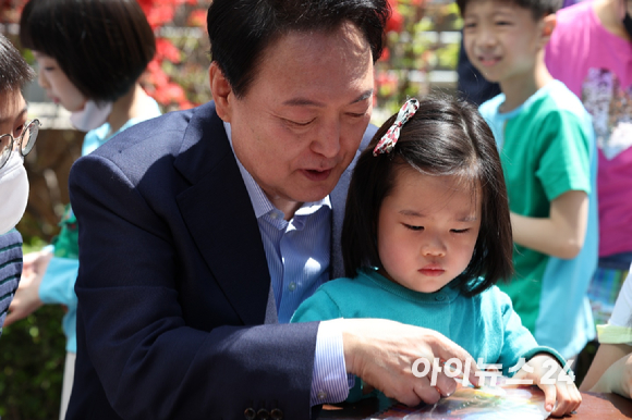 윤석열 대통령 당선인이 5일 어린이날을 맞아 당선인이 거주하는 아파트 이웃 어린이들과 함께 사진촬영을 하며 즐거운 시간을 보내고 있다. [사진=당선인 대변인실]