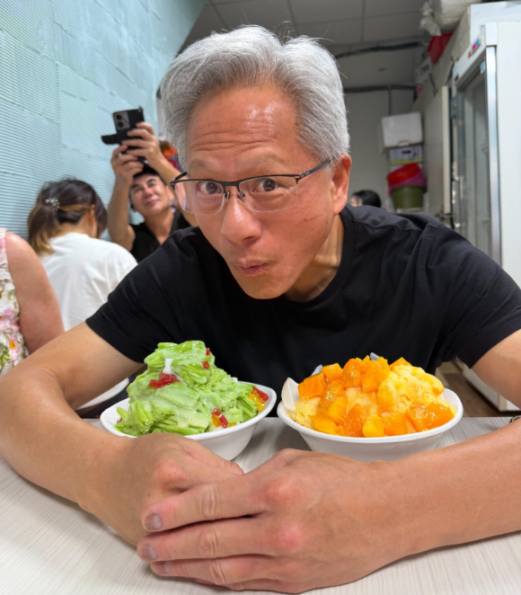 젠슨 황 엔비디아 CEO가 대만의 한 빙수집에서 빙수를 먹고 있다. [사진=엔비디아 ]