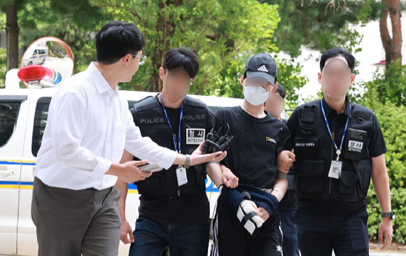 말다툼하다가 어머니를 살해한 10대 아들이 9일 오후 구속 전 피의자 심문(영장실질심사)을 받기 위해 인천지법으로 들어서고 있다. 2026.8.9 [사진=연합뉴스]