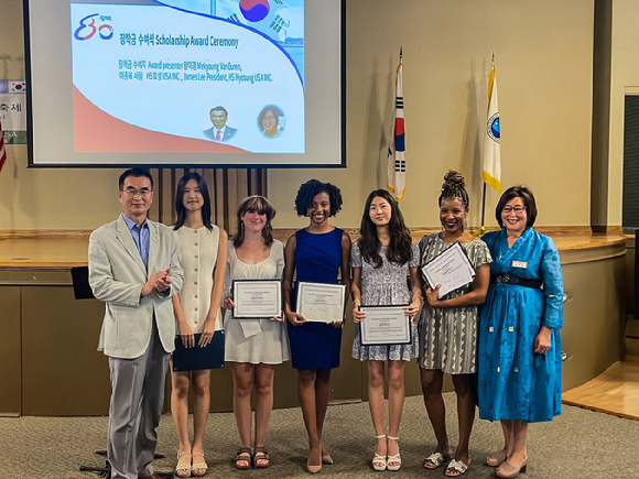 이종복 HS효성USA 법인장(왼쪽)이 지난 16일(현지 시각) 美 앨라배마 지역 우수학생들에 장학금을 전달하고 있다. [사진=HS효성]