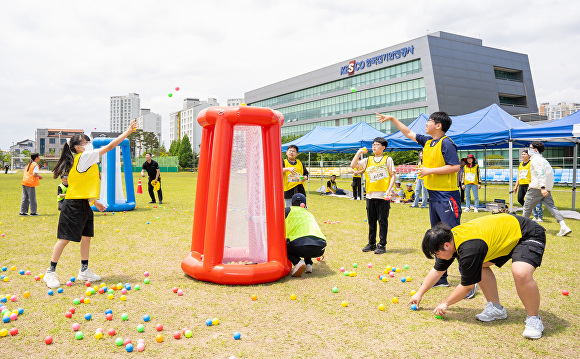 한국전기안전공사 운동장에서 다문화가정 어린이들이 운동회를 즐기고 있다. [사진=한국전기안전공사]