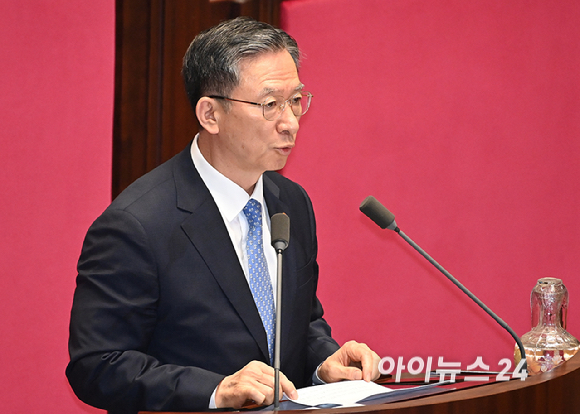 정성호 법무부 장관이 11일 국회 본회의에서 국민의힘 권성동 의원 체포동의안에 대해 제안설명을 하고 있다. [사진=곽영래 기자]