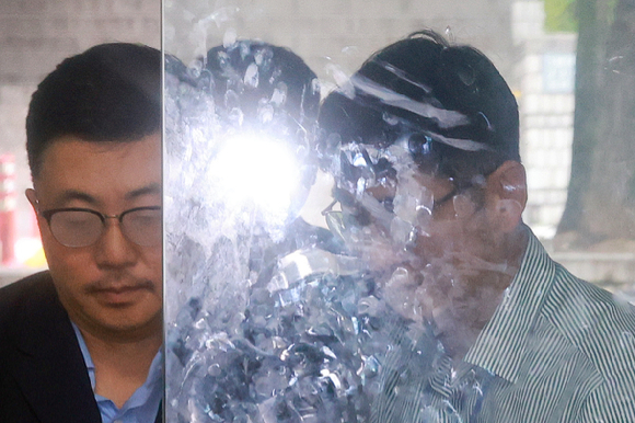 윤석열 전 대통령 배우자 김건희 여사의 '집사'로 지목된 김예성씨가 15일 서울 서초구 서울중앙지법에서 열린 구속 전 피의자 심문(영장실질심사)에 출석하고 있다. 2025.8.15 [사진=연합뉴스]