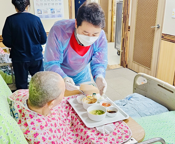 장예찬 후보가 부산광역시 수영구에 위치한 한 요양병원에서 봉사활동을 하고 있다. [사진=장예찬 후보 선거캠프]