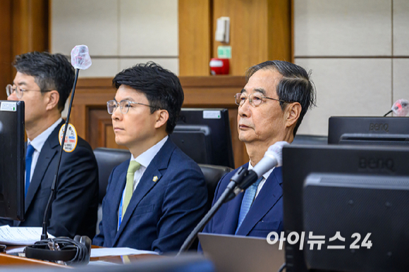 한덕수 전 국무총리가 30일 서울 서초구 서울중앙지법에서 열린 내란 우두머리 방조 및 위증 등 혐의 재판에 피고인으로 출석하고 있다. [사진=사진공동취재단]