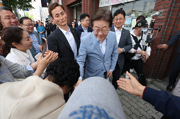 더불어민주당 이재명 전 대표가 18일 대구 북구 사회혁신커뮤니티연구소 협동조합 소이랩에서 열린 K-콘텐츠 기업 간담회에 참석해 발언하고 있다. 2025.4.18 [사진=연합뉴스]