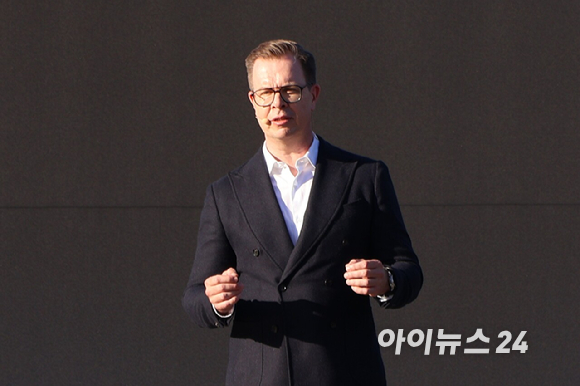 2일 서울 마포구 문화비축기지에서 열린 '포르쉐 바이브 서울'에서 포르쉐 클럽 코리아 20주년을 기념해 포르쉐 차량이 전시됐다. [사진=심영현 인턴기자]