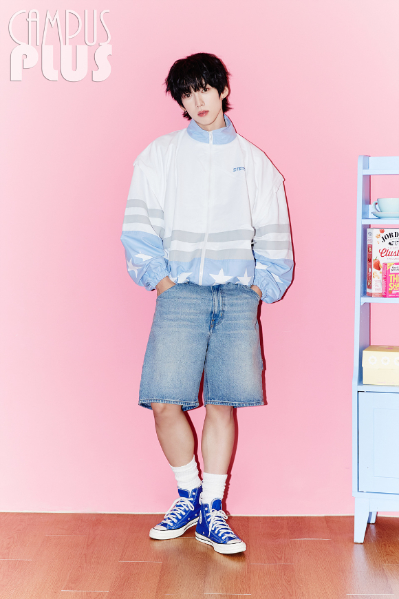 앰퍼샌드원(AMPERS&ONE) 리더 나캠든이 매거진 촬영에서 포즈를 취하고 있다. [사진=캠퍼스플러스]