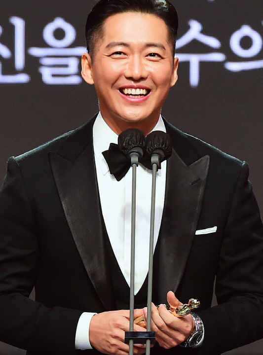 배우 남궁민이 30일 오후 서울 마포구 상암동 MBC에서 진행된 '2021 MBC 연기대상' 시상식에서 '검은태양'으로 대상을 받고 소감을 전하고 있다. [사진=MBC]