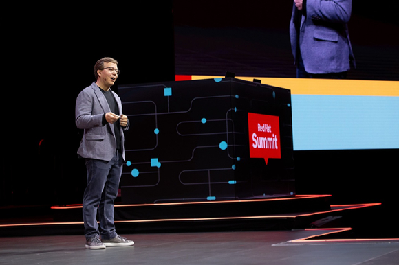 맷 힉스 레드햇 CEO가 7일(현지시간) 미국 덴버에서 열린 '레드햇 서밋 2024'에서 기조연설을 하고 있다. [사진=래드햇]