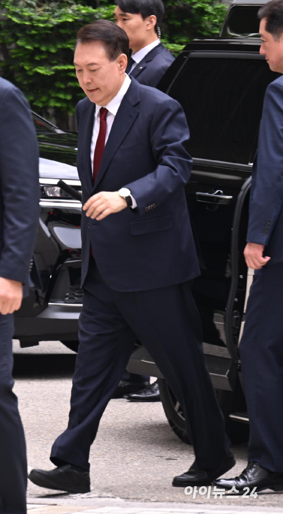 윤석열 전 대통령이 19일 오전 서울 서초구 중앙지방법원에서 열린 내란 우두머리 혐의, 직권남용 권리행사방해 혐의 사건 4차 공판에 출석하고 있다. [사진=사진공동취재단]