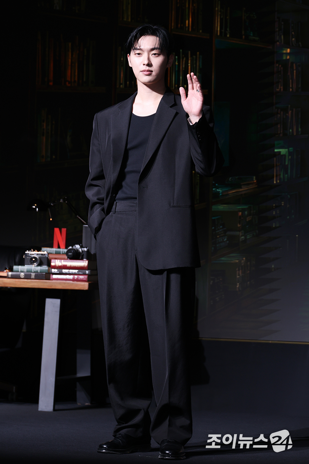 배우 최현욱이 24일 오전 서울 마포구 호텔 나루 서울 엠갤러리에서 진행된 넷플릭스 시리즈 '맨 끝줄 소년' 제작발표회에 참석해 포즈를 취하고 있다. [사진=문수지 기자]