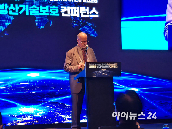 마이클 래이책(Michael R. Laychak) 미국 국방기술보안청(DTSA) 부장이 26일 서울 콘래드호텔에서 열린 '2026 방산기술보호 컨퍼런스'에 참석해 발언하고 있다. [사진=최란 기자]