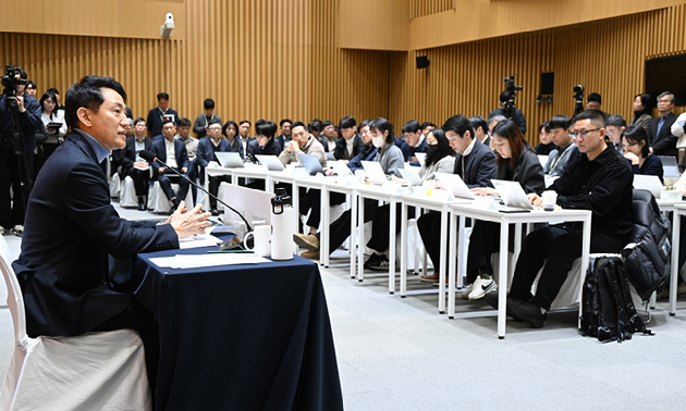 오세훈 서울시장이 10일 서울시청에서 열린 '2026 출입기자단 신년간담회'에서 기자의 질문에 답하고 있다. [사진=서울시]