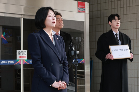  국민의힘 배현진 의원이 20일 서울 양천구 서울남부지방법원에 당 중앙윤리위원회가 본인에 대해 당원권 정지 1년 처분을 내린 것과 관련해 효력 정지 가처분 신청을 하며 입장을 밝히고 있다. 2026.2.20 [사진=연합뉴스]