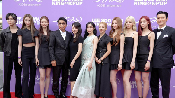 12일 미국 캘리포니아주 할리우드에 위치한 NeueHouse Hollywood(누이하우스 할리우드)에서 다큐멘터리 'Lee Soo Man: King of K-Pop'의 프리미어&애프터 파티가 진행됐다. 태민, 캣, 천위, 이수만, 써니, 티파니, 효연, 쓰지에, 취창, 미셰, 최시원이 함께 사진을 촬영하고 있다. [사진=A20엔터테인먼트]