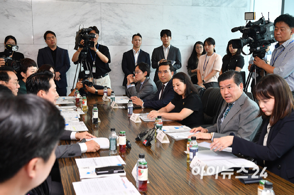 제임스 김 주한미국상공회의소 회장이 4일 오후 서울 여의도 주한미국상공회의소에서 열린 국민의힘-주한미국상공회의소(AMCHAM) 간담회에서 발언을 하고 있다. [사진=곽영래 기자]