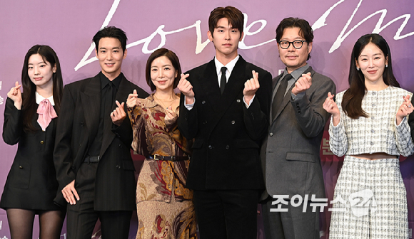 배우 다현, 장률, 윤세아, 이시우, 유재명, 서현진이 18일 서울 구로구 더 링크 서울 호텔에서 열린 JTBC 새 금요시리즈 '러브 미' 제작발표회에서 포즈를 취하고 있다. [사진=곽영래 기자]