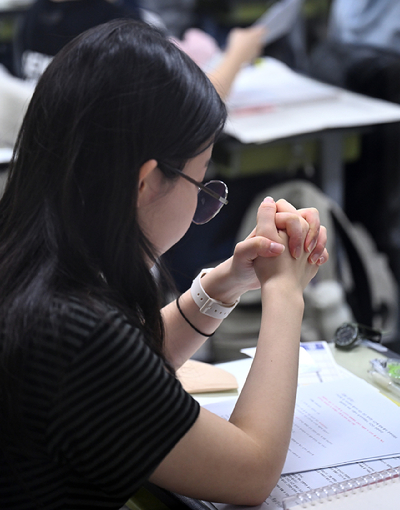 수능을 본 딸에게 보낸 아버지의 문자가 감동을 자아냈다. [사진=네이트판 캡처]
