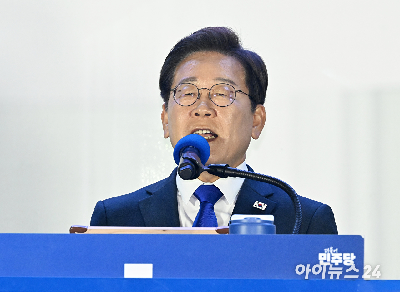 제21대 대통령 당선이 확실시 되는 이재명 더불어민주당 대선 후보가 4일 서울 여의도 국회 정문 앞에 마련된 개표방송 야외무대에서 연설을 하고 있다. [사진=곽영래 기자]