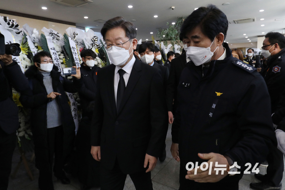 이재명 더불어민주당 대선 후보가 7일 오후 경기 평택시 제일장례식장에 마련된 평택 냉동창고 화재 순직 소방관들의 빈소를 찾아 조문하고 있다. [사진=국회사진취재단]