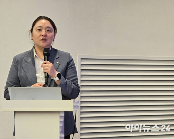 정수진 정보통신산업진흥원(NIPA) 지역AX본부장이 1일 서울 광화문 KT West 빌딩에서 진행된 기자스터디에서 지역 AX(AI 전환) 현황 및 얼라이언스 소개를 주제로 발표하고 있다. [사진=안세준 기자]