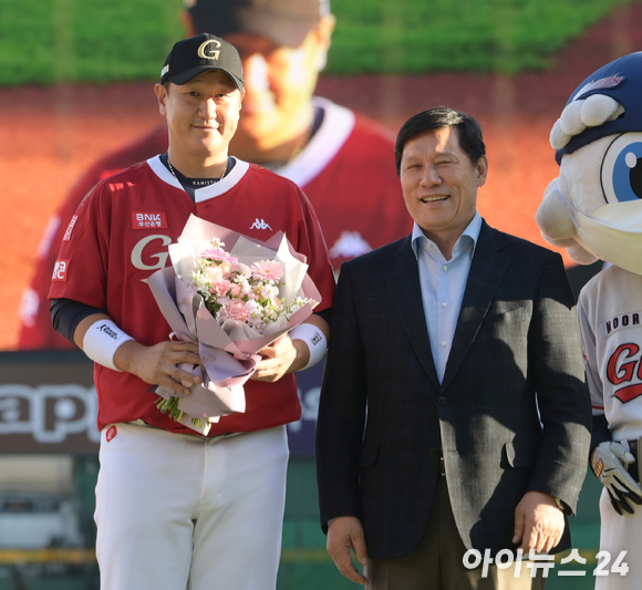 8일 오후 부산 동래구 사직야구장에서 열린 2022 프로야구 LG 트윈스와 롯데 자이언츠의 경기에 앞서 '조선의 4번타자' 이대호의 마지막 은퇴투어 행사가 진행됐다. 롯데 이대호가 허구연 KBO 총재(오른쪽)에게 축하 꽃다발을 받고 있다. 허 총재는 KBO와 호주프로야구리그(ABL) 간 상호 교류를 위한 자리에 참석하기 위해 18일 호주로 출국했다. [사진=정소희 기자]