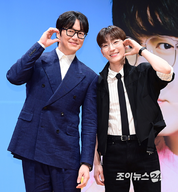 가수 성시경과 멜로망스 정동환(밴드마스터)이 27일 오전 서울 영등포구 KBS에서 열린 KBS2 뮤직 토크쇼 '더 시즌즈-성시경의 고막남친' 제작발표회에 참석하고 있다. [사진=정소희 기자]