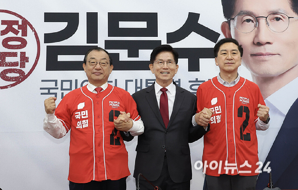 김문수 국민의힘 대선 후보(가운데)가 15일 오전 서울 여의도 국회에서 열린 중앙선대위 회의 및 중앙선대위 임명장 수여식에 이정현(왼쪽), 김기현 공동선대위원장에게 임명장을 수여한 뒤 기념촬영을 하고 있다. [사진=곽영래 기자]