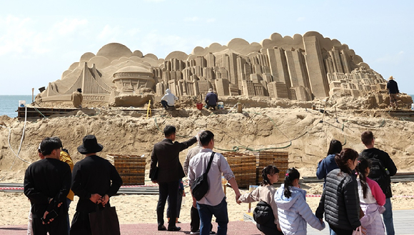 부산 해운대구 해운대해수욕장에서 모래 조각가들이 작품을 제작하고 있다. 올해 해운대 모래축제는 5월 15~18일 열리는데 모래조각 작품은 6월 14일까지 관람할 수 있다. [사진=연합뉴스]