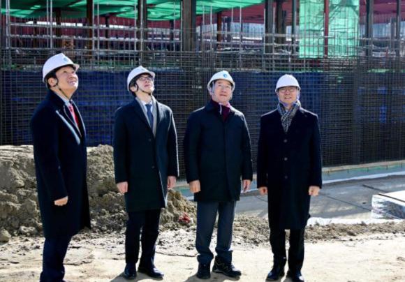 유정복 인천광역시장이 8일 연수구 송도 세브란스병원 건설 현장을 찾아 윤동섭 연세대 총장과 현장을 점검하고 있다. [사진=인천시]