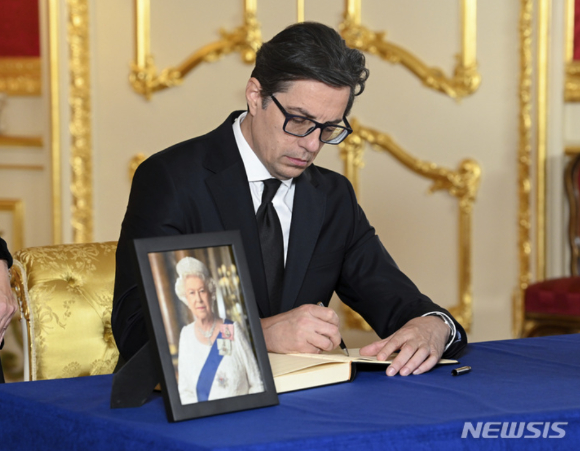 스테보 펜다로프스키 북마케도니아 공화국 대통령이 엘리자베스 2세 여왕 조문록을 작성하고 있다. [사진=뉴시스 ]