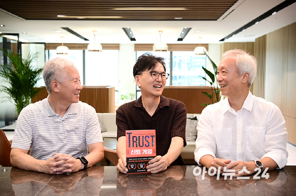 SK하이닉스의 경쟁력 비결을 분석한 책 '신뢰 게임'의 저자 (왼쪽부터) 김진국 SK하이닉스 경영자문위원, 현순엽 전 SK하이닉스 기업문화담당 부사장, 박정식 SK하이닉스 경영자문위원이 서울 강남구 역삼동 SK하이닉스 라운지에서 진행된 아이뉴스24와의 인터뷰에 앞서 포즈를 취하고 있다. [사진=정소희 기자]